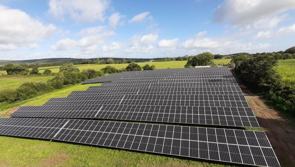 centrale au sol de photovoltaïque installé par gl solar une de nos solutions d'énergies renouvelables solaires et photovoltaïques