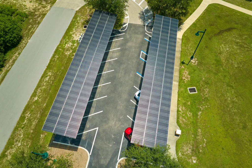 ombriere de parking equipée d'une de nos solutions d'énergies renouvelables solaires et photovoltaïques par gl solar