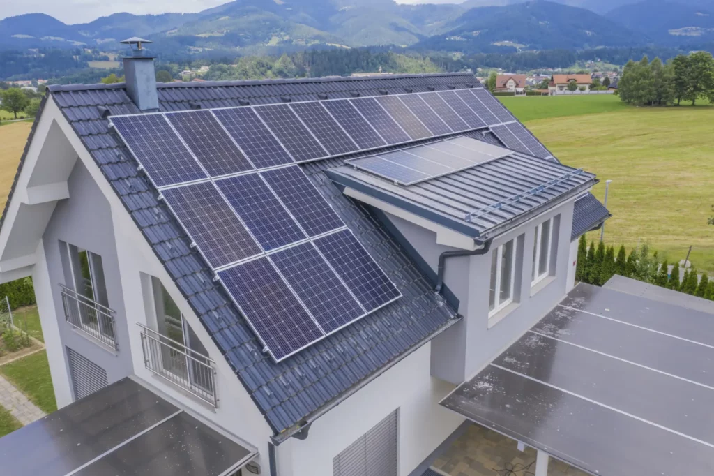 toiture equipée d' une de nos solutions d'énergies renouvelables solaires et photovoltaïques par gl solar