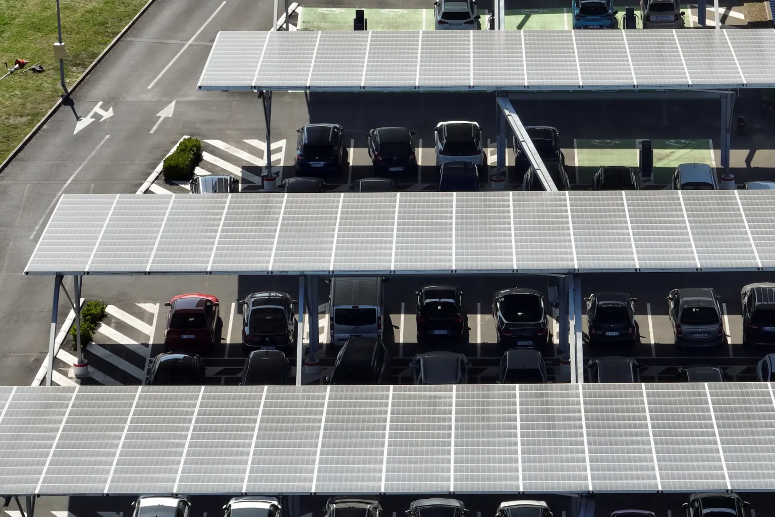 ombrière de parking realisee par gl solar